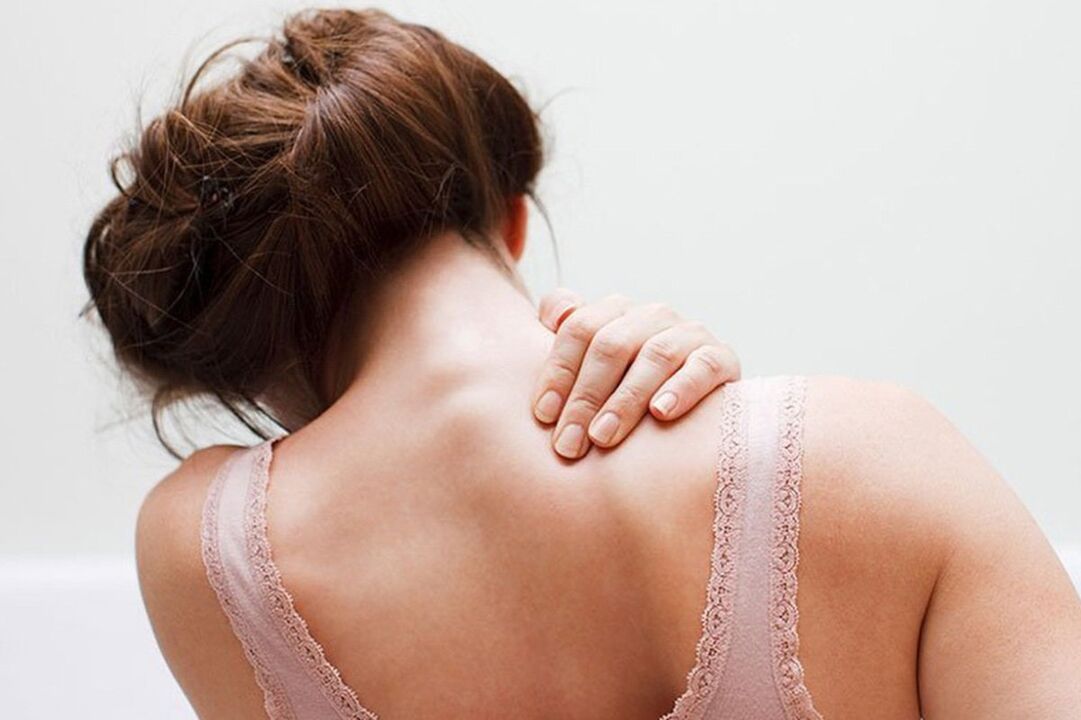pain under the shoulder blades from behind