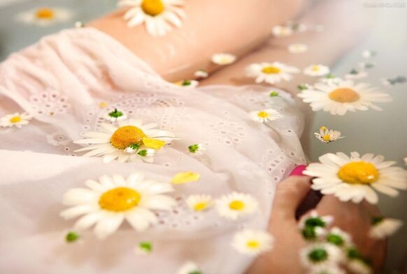 For lumbar osteochondrosis, it is recommended to take a bath with the addition of chamomile flowers